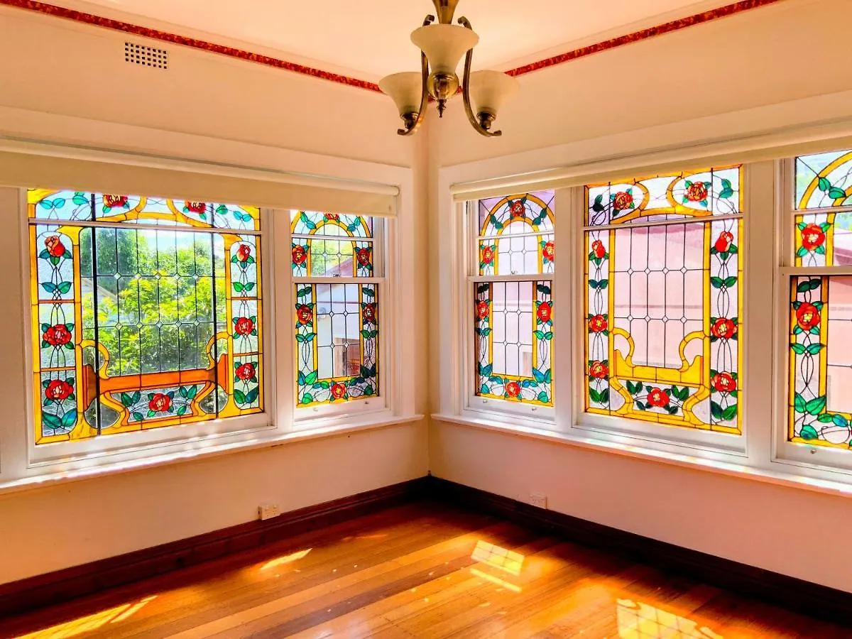 Апартаменты Handcrafted Stained-Glass Cottage, Free Parking Хобарт